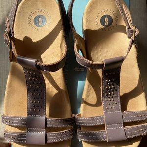 NWOT Revitalign Brown beaded orthotic sandals sz 9